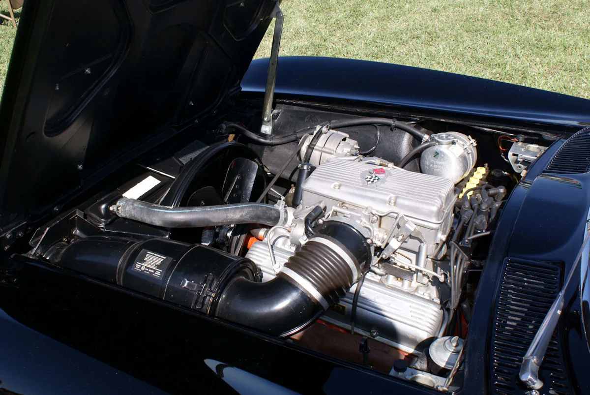 Motorruimte van een Chevrolet Corvette C1 met Rochester-brandstofinjectie en chromen plenum