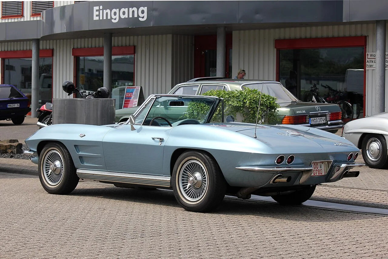 Een lichtblauwe Chevrolet Corvette C2 Sting Ray roadster uit het Grand Sport-tijdperk (1963)