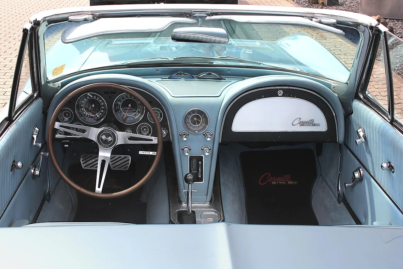 Interieur van een Chevrolet Corvette C2 Sting Ray met houten stuur en Sting Ray-dashboard