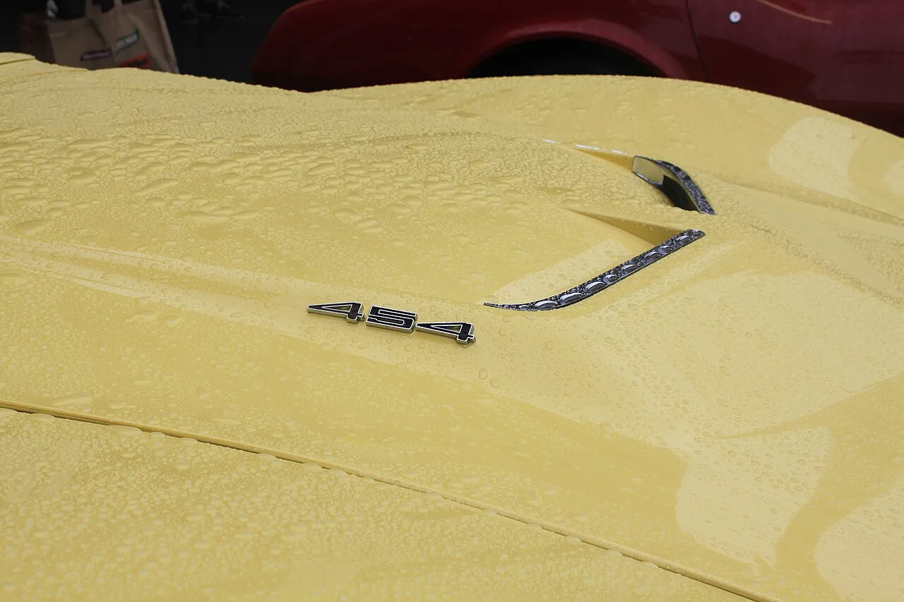 Corvette C3 454 big block motorruimte 1970 met LS6 motorblok en luchtfilter