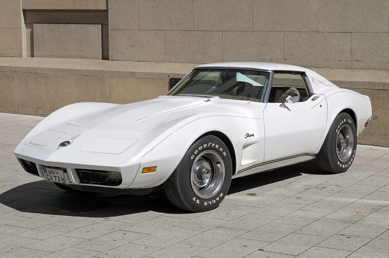 Corvette C3 Stingray 1969 in Can-Am White met T-top dak op Amerikaanse snelweg