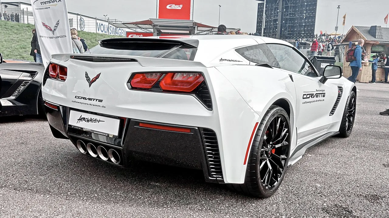 Corvette C4 Callaway Twin Turbo zilver coupé met Callaway-embleem op motorkap