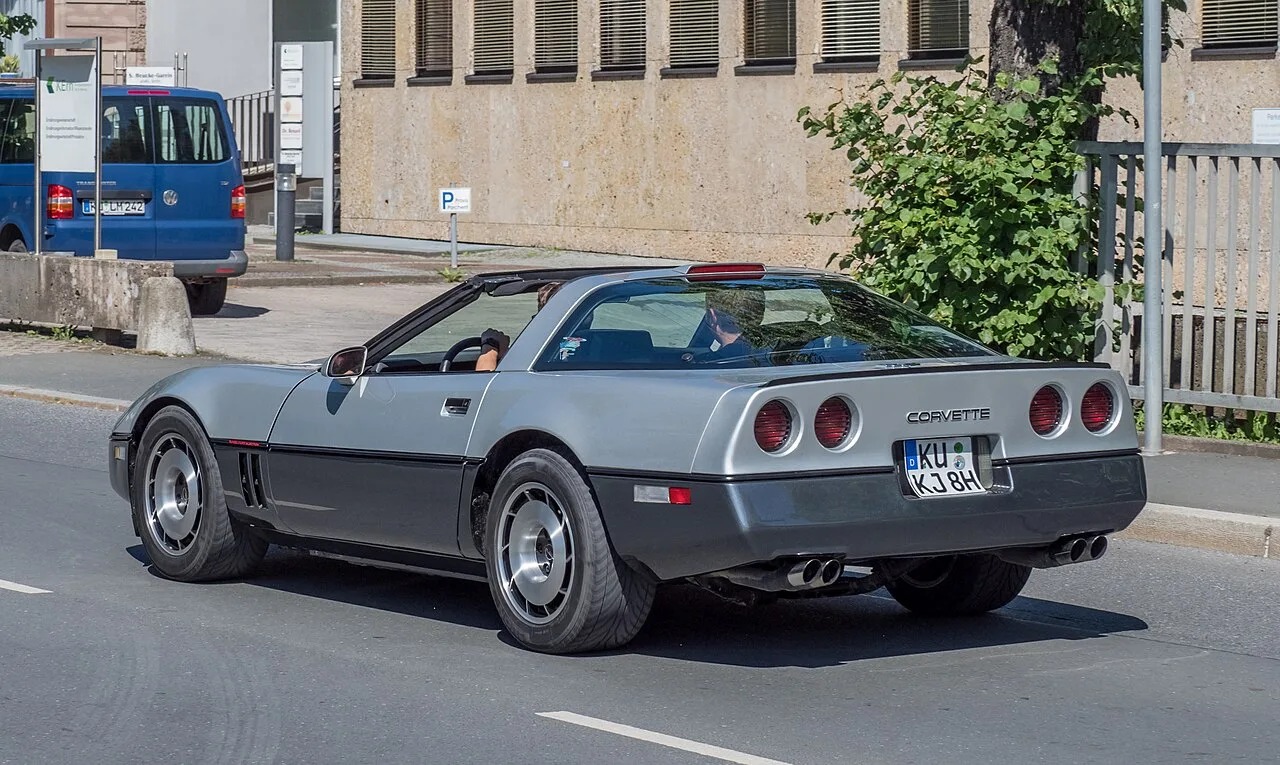 Chevrolet Corvette C4 1984 rood coupé zijaanzicht op Amerikaanse snelweg