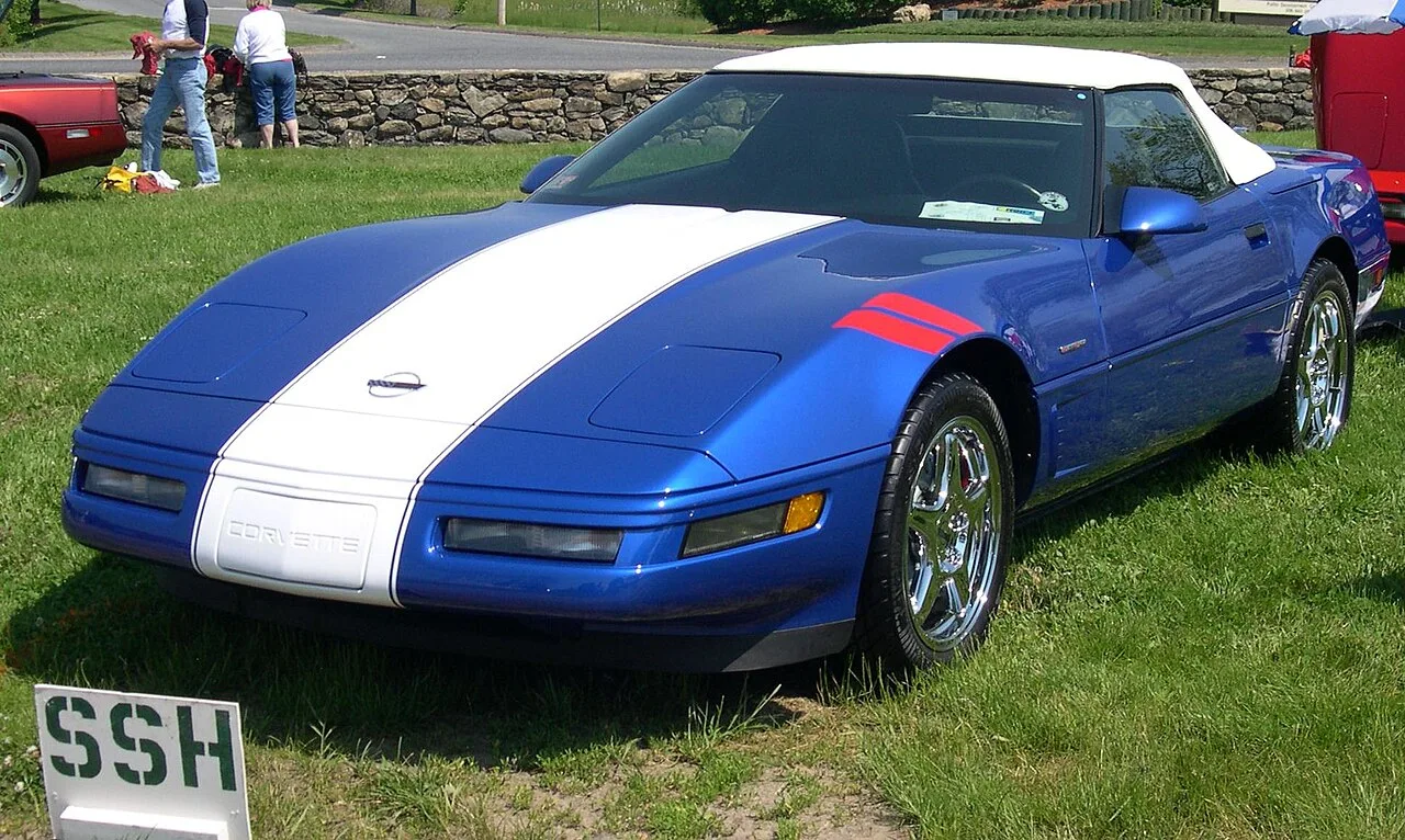 Corvette C4 Grand Sport 1996 Admiral Blue met witte middenlijn en rode hash marks op spatbord