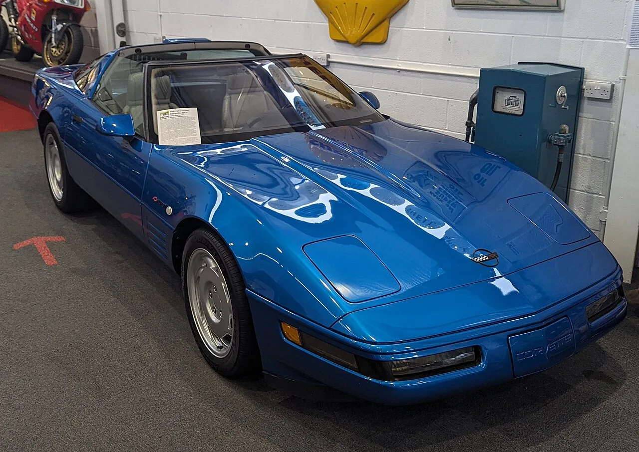 Corvette C4 ZR-1 1990 zwart met breder achterwerk en smalle verticale achterlichten