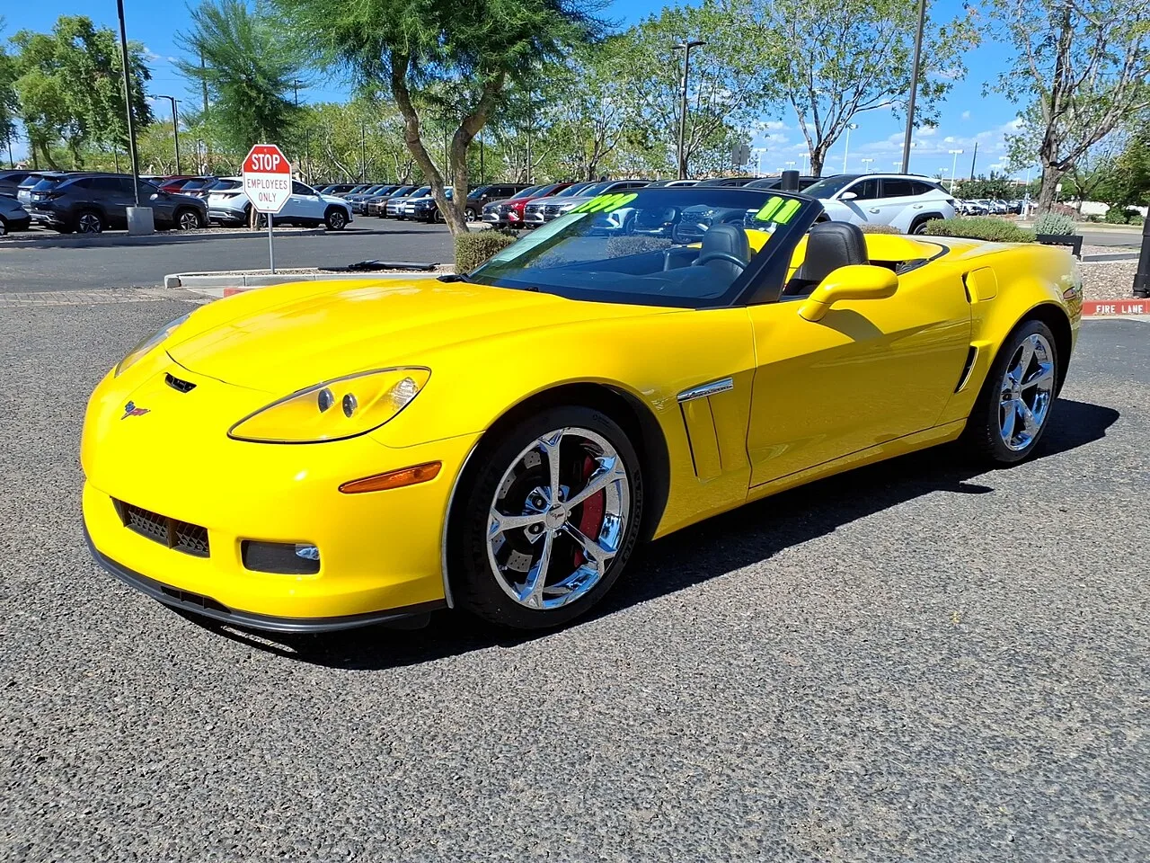Chevrolet Corvette C6 Grand Sport in wit met zwarte strepen, brede carrosserie zijaanzicht