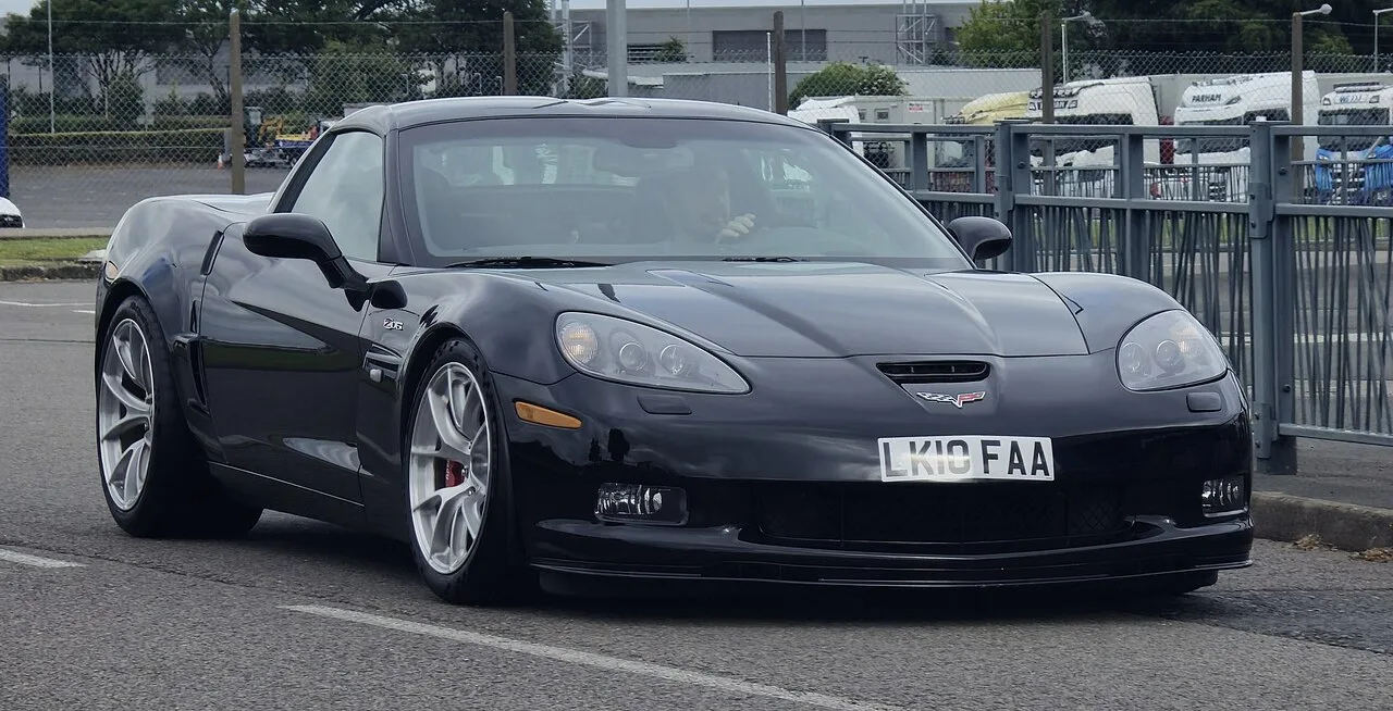 Chevrolet Corvette C6 Z06 in geel op circuit, brede carrosserie en grote remmen zichtbaar