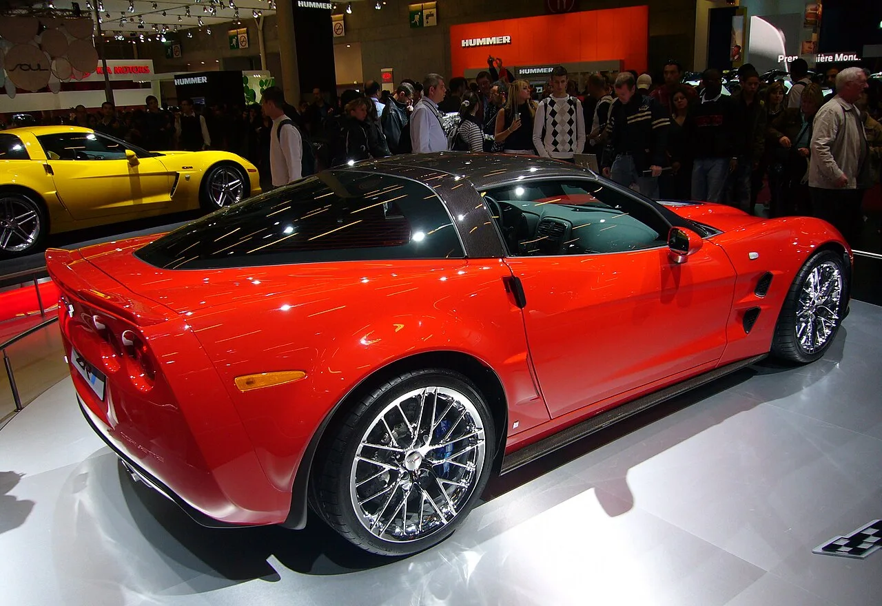 Chevrolet Corvette C6 ZR1 in zwart, carbon-glasdak en brede carrosserie, vooraanzicht