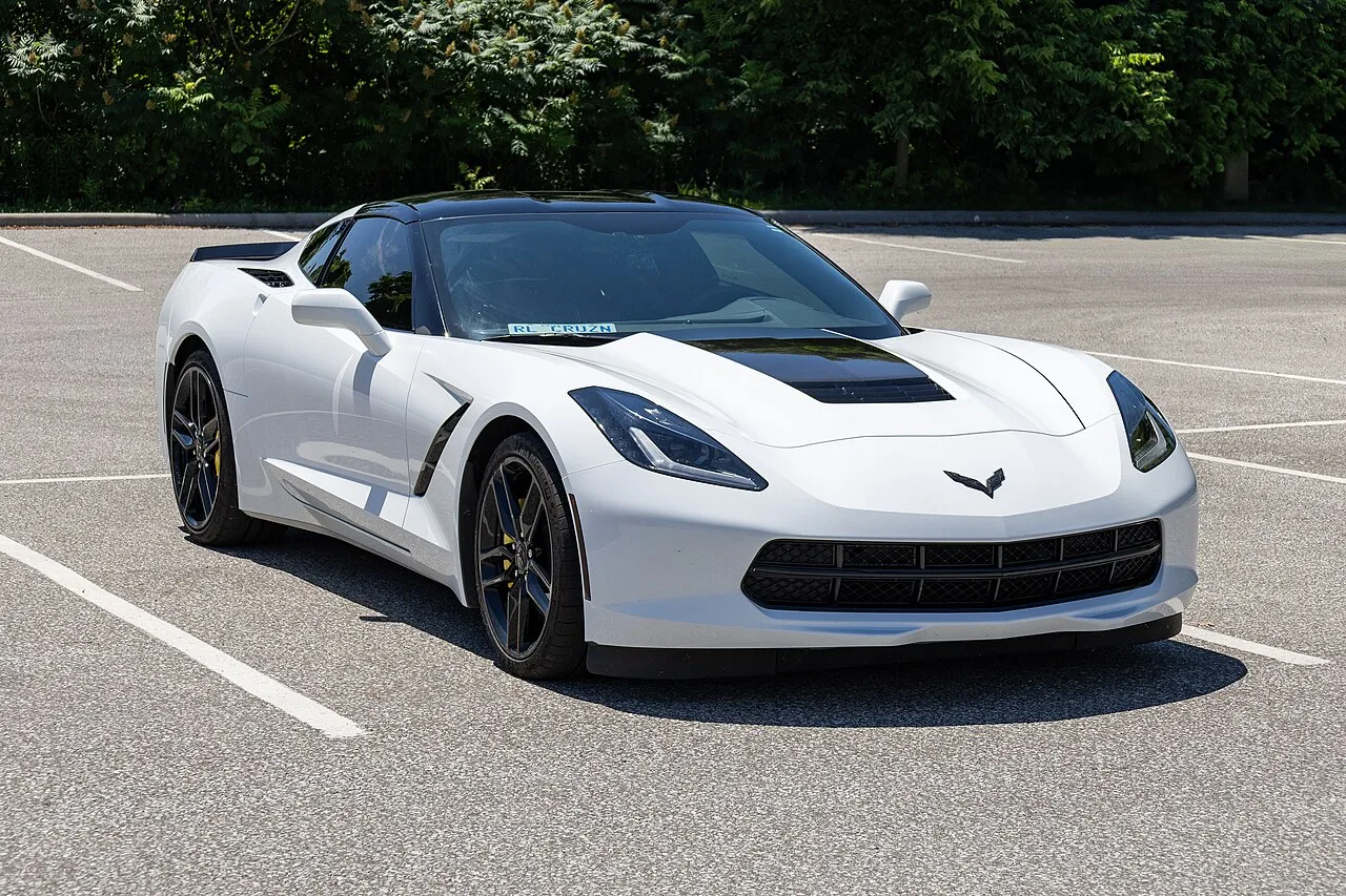 Chevrolet Corvette C7 Stingray in rood, driekwart vooraanzicht, scherpe C7-neus en grote luchtinlaten