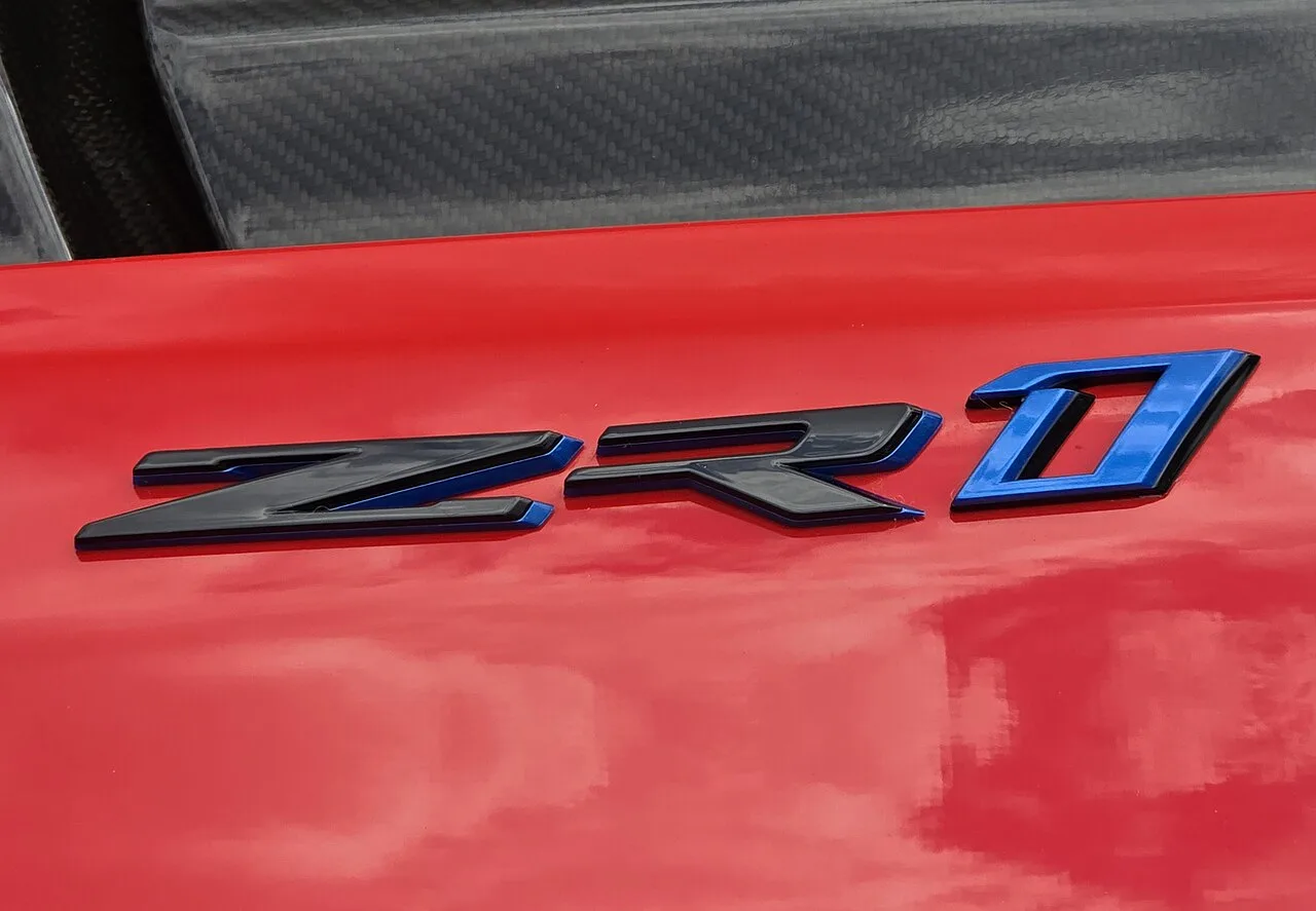 Corvette C7 ZR1 2019 in zwart met ZTK-achtervleugel en carbon splitter, schuin van voren op circuit
