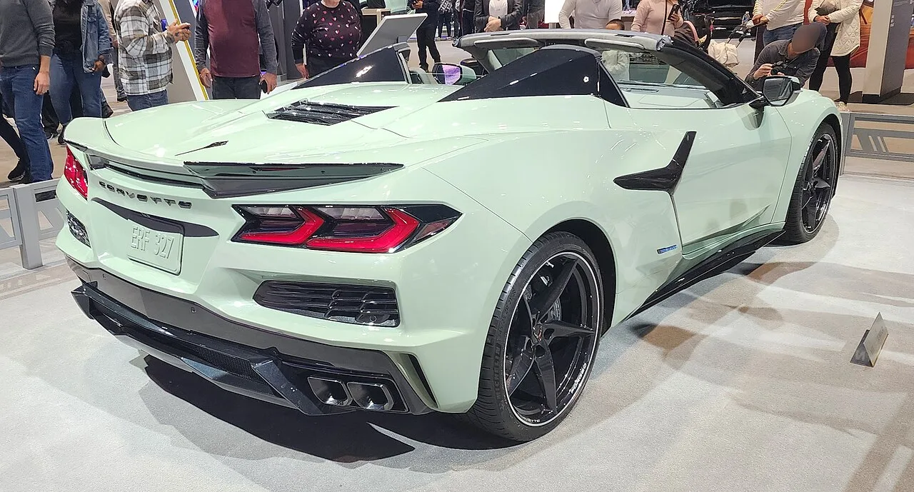 Een mintgroene Chevrolet Corvette C8 E-Ray cabriolet, de eerste hybride en AWD-Corvette