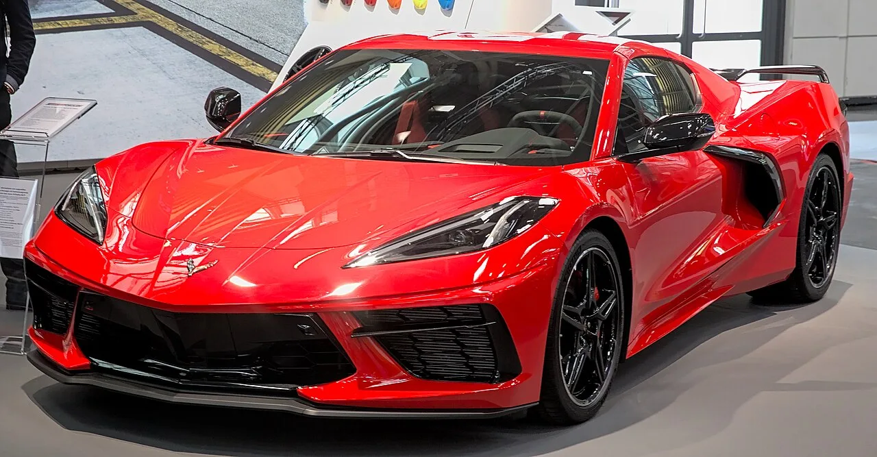 Chevrolet Corvette C8 Stingray in rood met targa-dak, schuin van voren gezien