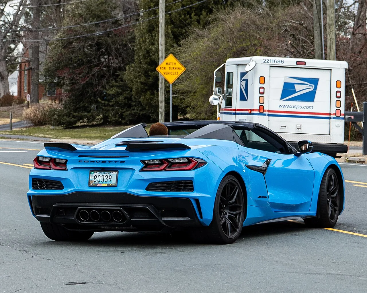 Corvette C8 Z06 in geel met carbon aeropakket, schuin van achteren gezien op circuit