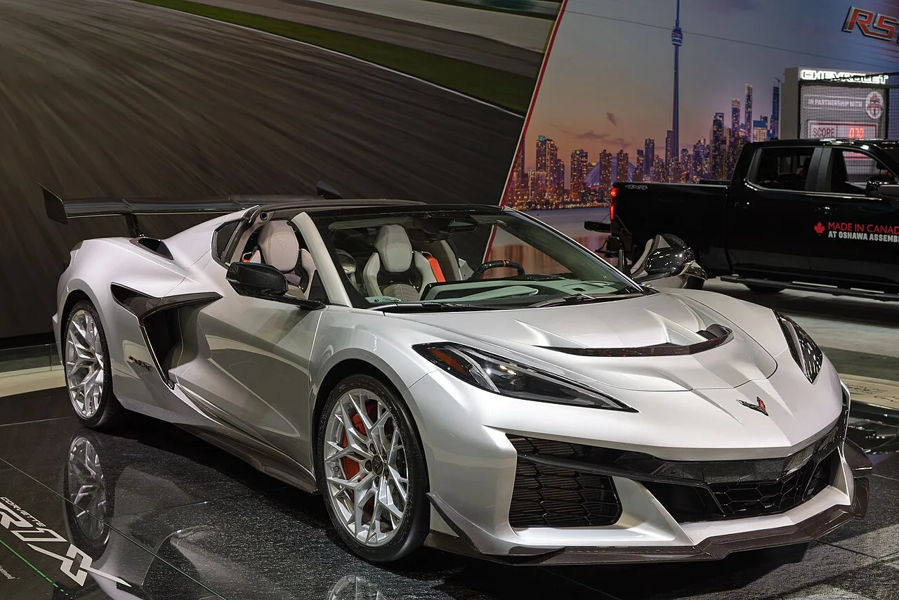 Corvette C8 ZR1X 2026 in carbonzwart met elektrisch AWD-badge en Alcon remklauwen, zijzicht