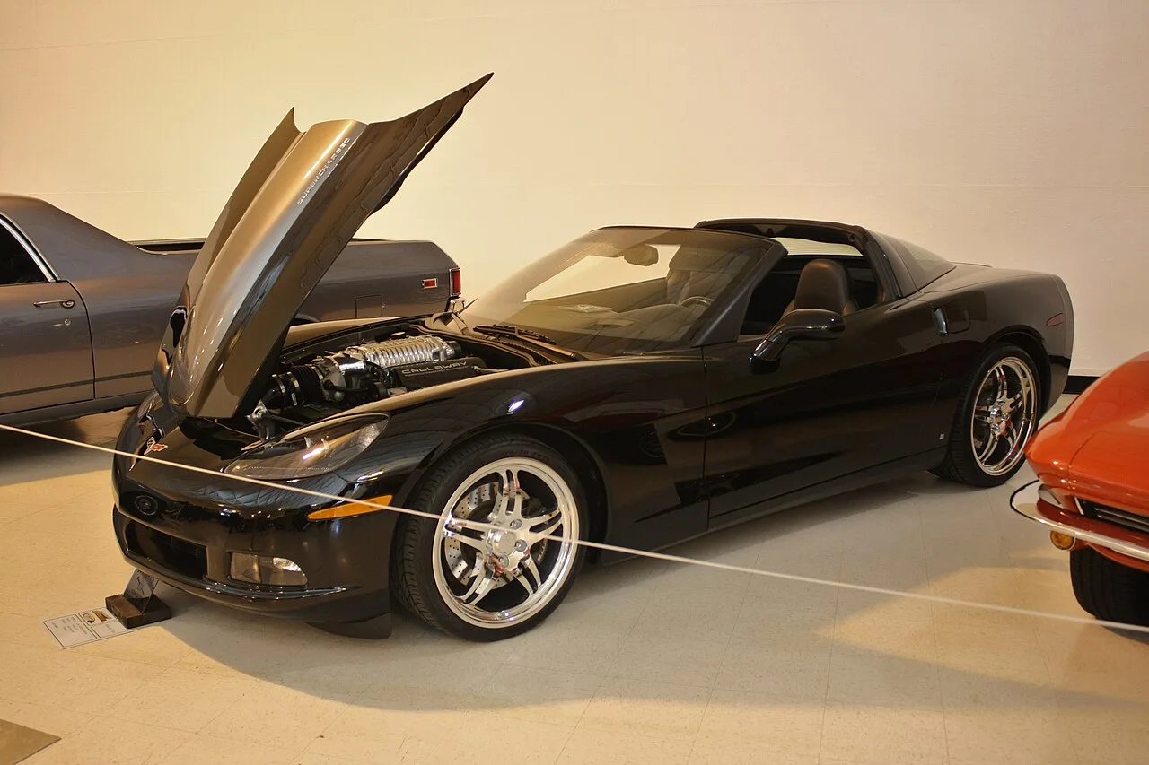 Callaway Corvette C4 twin-turbo in rood met Callaway-logo op de zijkant bij een testbaan