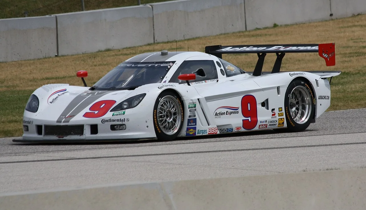 Corvette Racing fabriekswagen in actie op Daytona International Speedway, nacht tijdens 24-uursrace