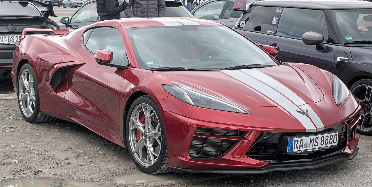 Hennessey Performance Corvette C8 Stingray in geel met Venom-stickers op een circuit in Texas