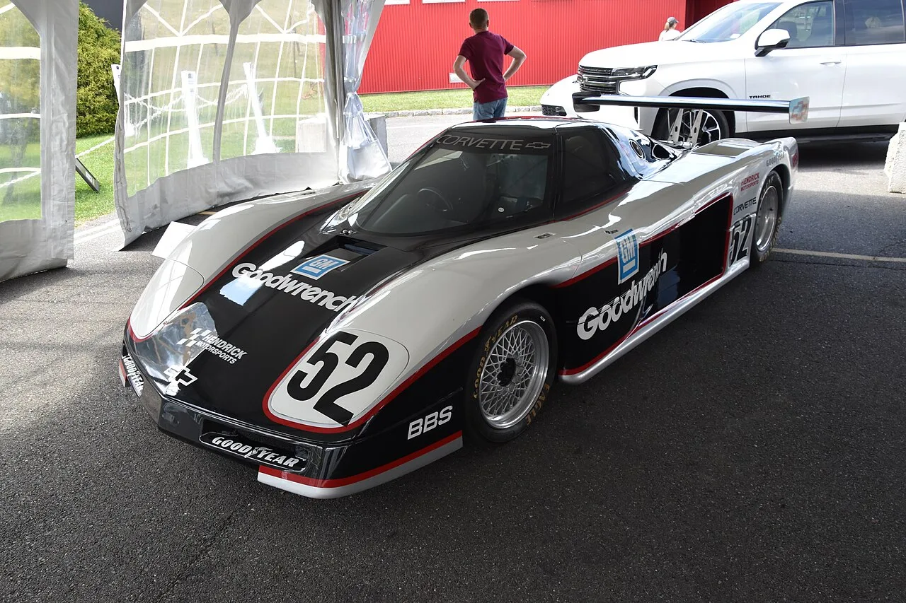 De Chevrolet Corvette GTP nummer 52 in Goodwrench-kleuren, IMSA-prototype uit de jaren tachtig