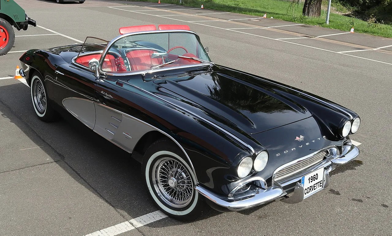 Een zwarte Chevrolet Corvette C1 uit 1960 met rood interieur en spaakwielen