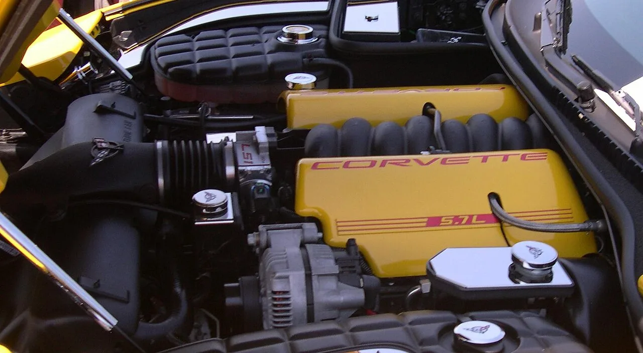 Motorruimte van een Chevrolet Corvette C5 met gele LS1 5.7L-kleppendeksels
