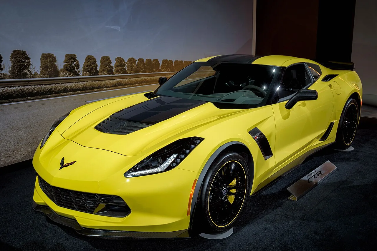 Pratt & Miller Corvette C7 Grand Sport in racerood met technische markering op een pitstraat