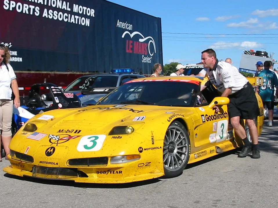 Corvette C5-R in GTS-klasse op de 24 Uur van Le Mans, geel-zwarte fabrieksracer van Corvette Racing
