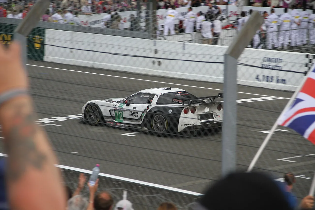 Corvette C6.R in GT2 klasse op de 24 Uur van Le Mans, geel-zwarte fabrieksauto van Corvette Racing