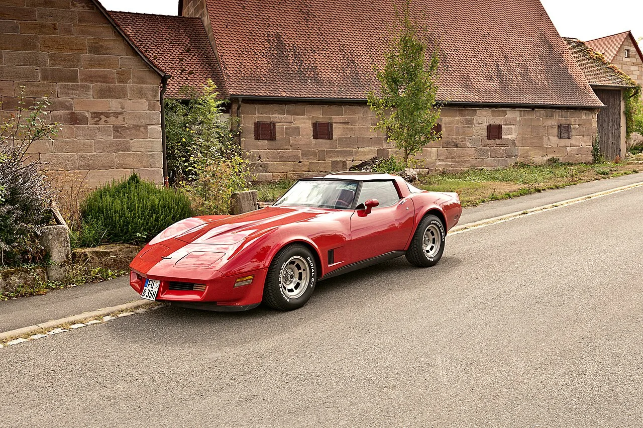 Gedemonteerde Corvette C3 carrosserie met zichtbaar stalen birdcage-frame tijdens restauratie