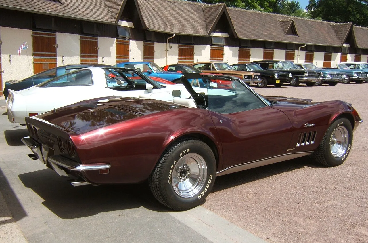 Een bordeauxrode Chevrolet Corvette C3 Stingray cabriolet uit 1969