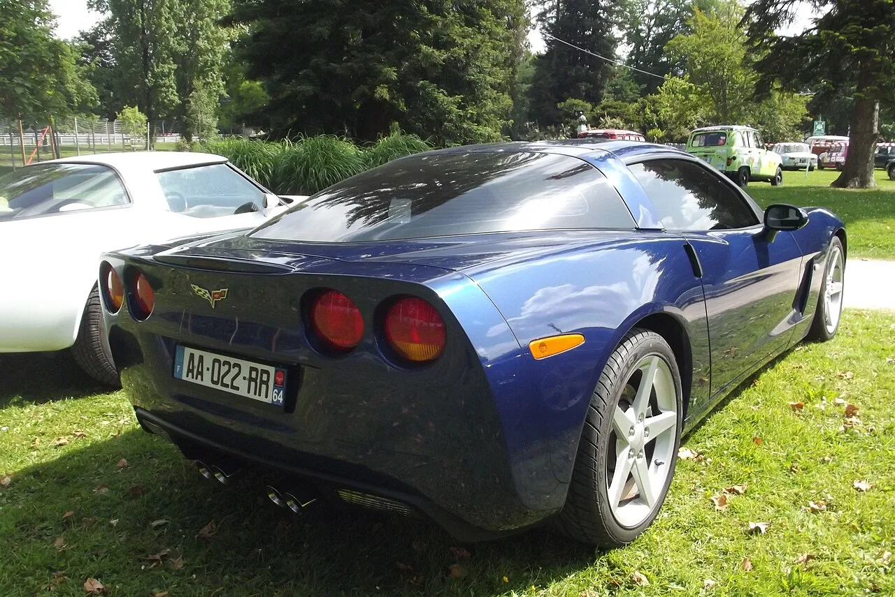 Achteraanzicht van een blauwe Chevrolet Corvette C6 met ronde achterlichten